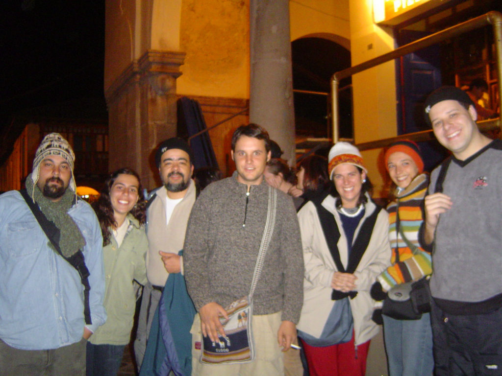 Novos amigos na noite de Cusco