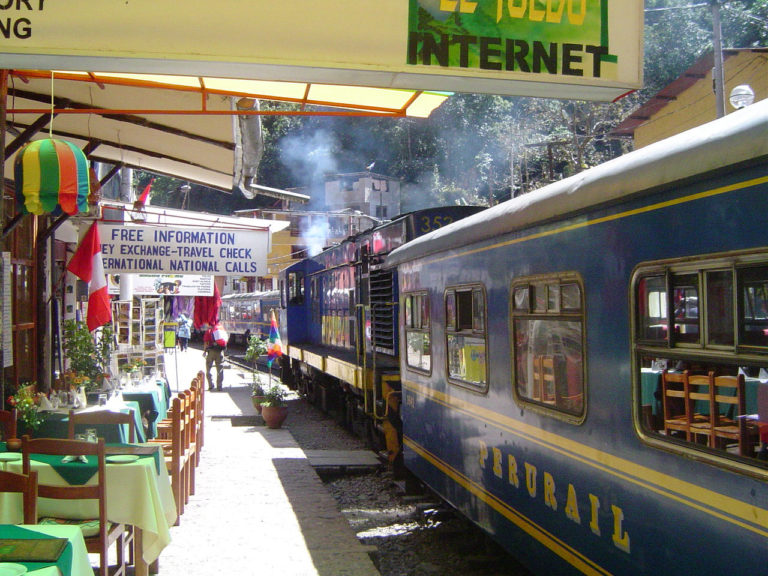 trem chegando na estação antiga