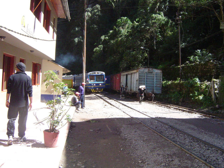 trem chegando na estação antiga