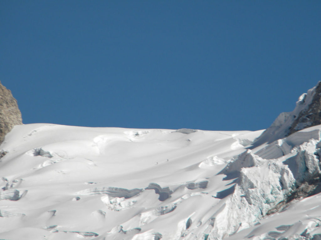 2 pessoas descendo o glaciar do Nevado Pisco.