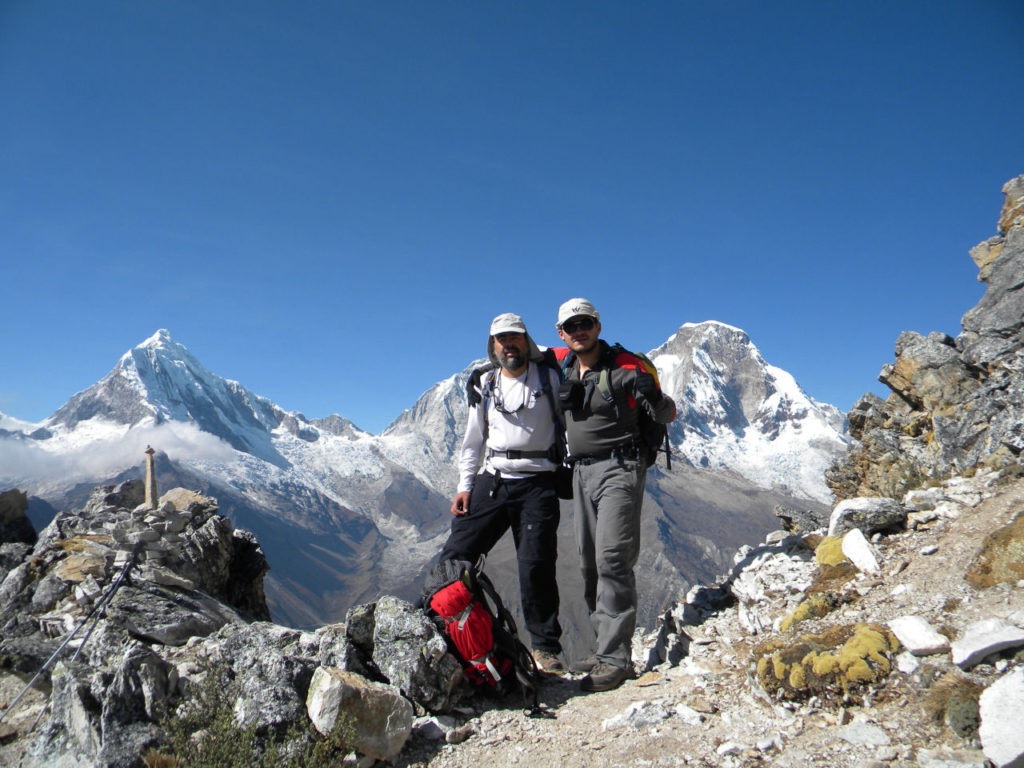 Eu e Alessandro no passo e como o Nevado Pisco ao fundo