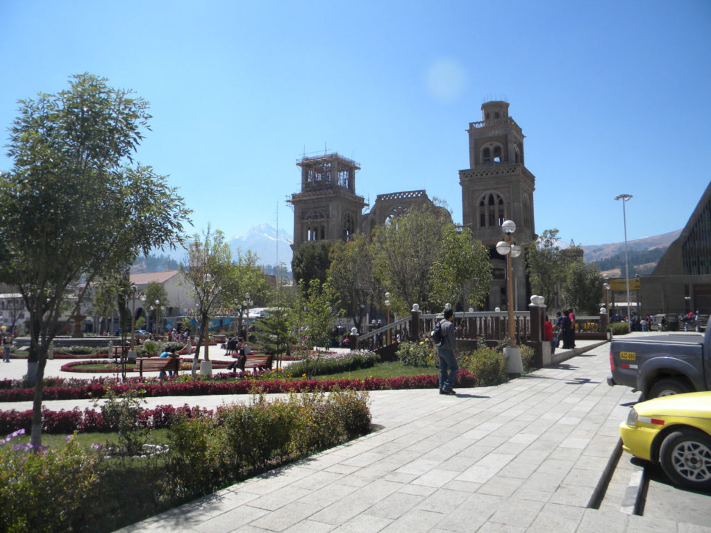 Plaza de las armas com a catedral ao fundo