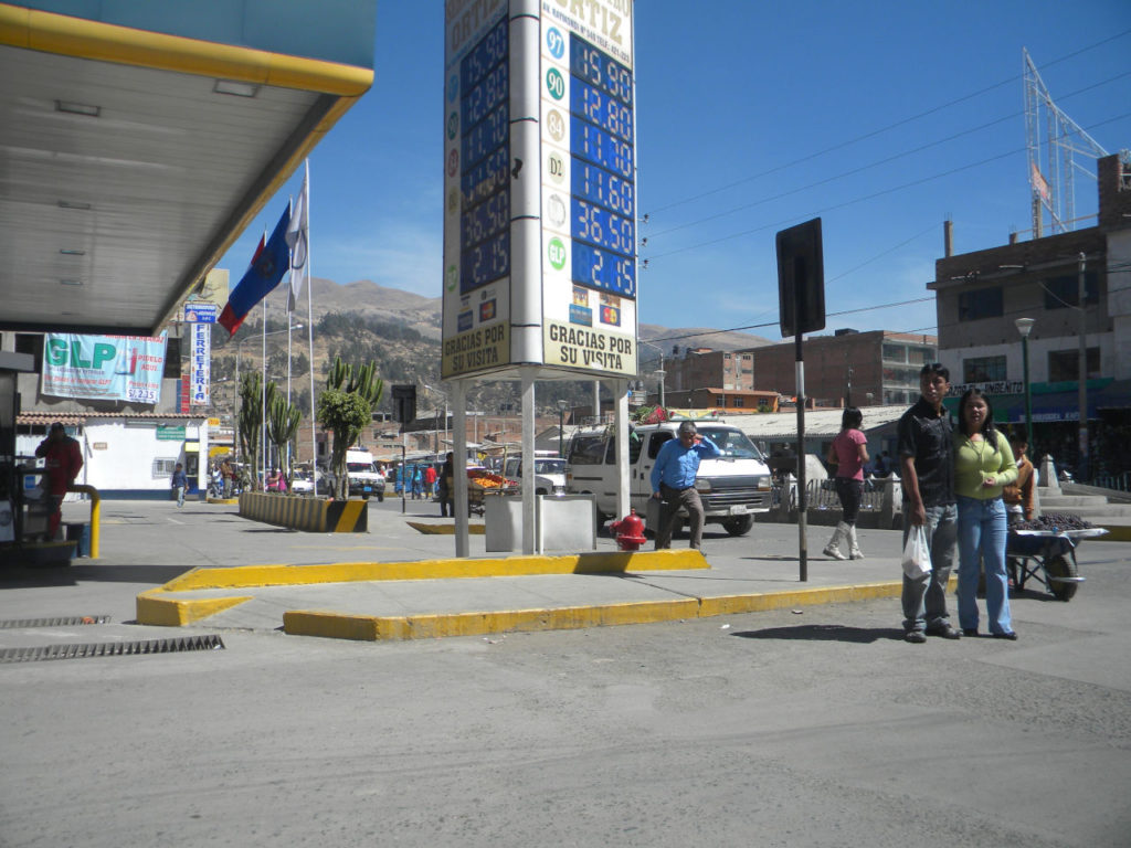 Posto de gasolina perto do mercado