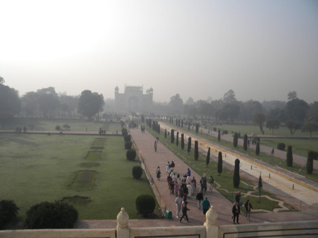 Vista da entrada e jardins do Taj Mahal