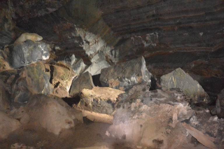 dentro da caverna
