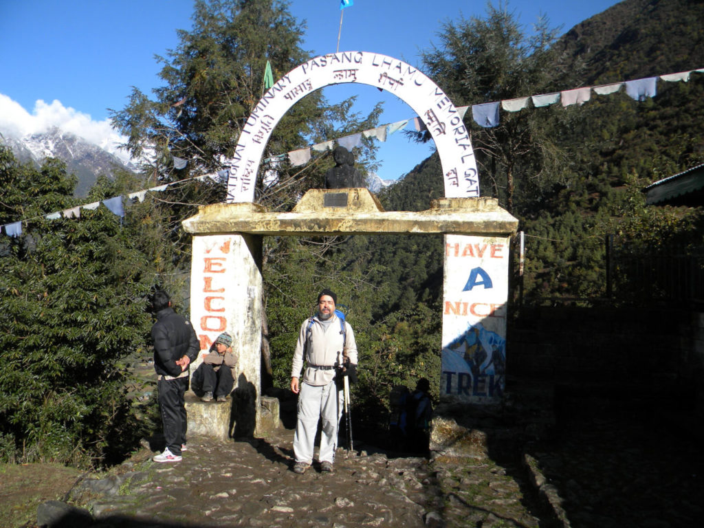 Everest base camp trail start point