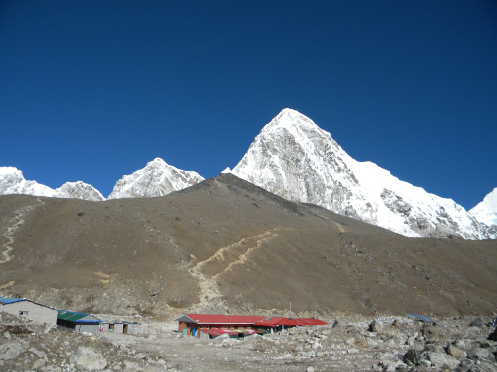 Kalapatar trail and Pumori snow cap