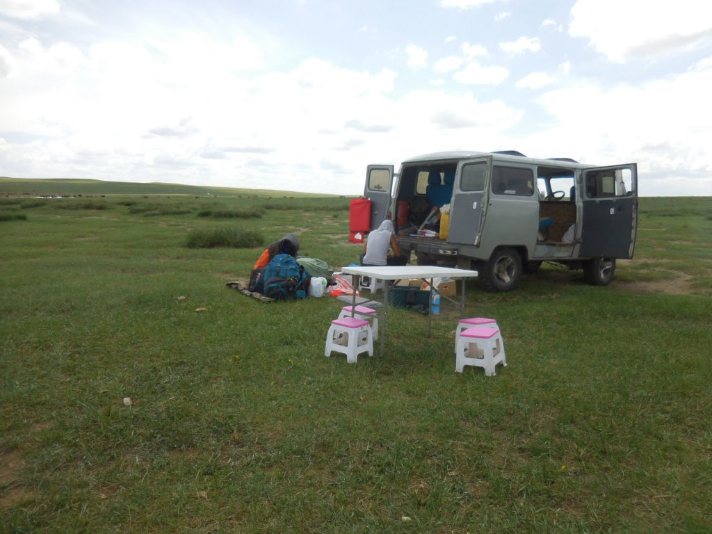 Mongolia - Gobi Desert - stop to lunch