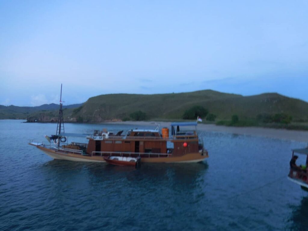 Boat to Flores isle