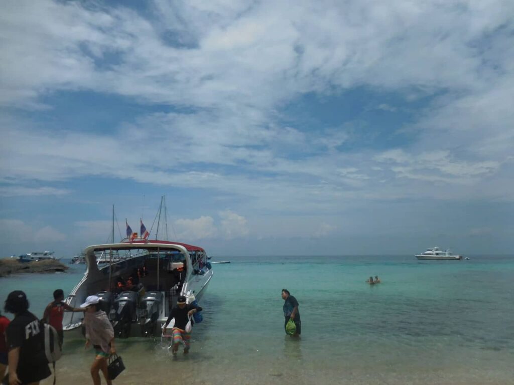 Boat to Raya island