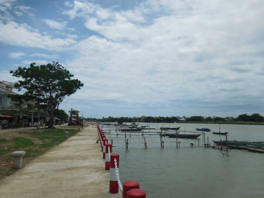 Thu Bon river shore