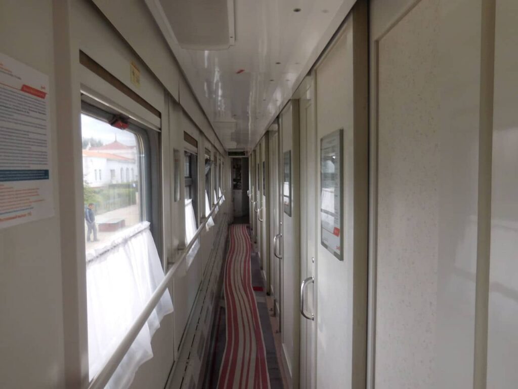 Train wagon cabine corridor