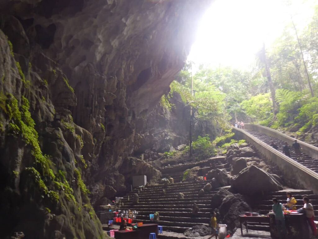 Trang An - temple cave