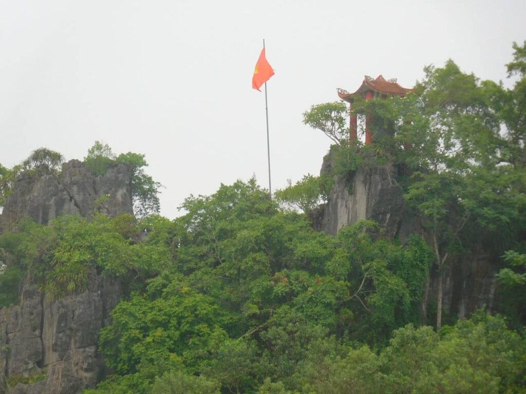 Vietnam - Trang An - cliff temple