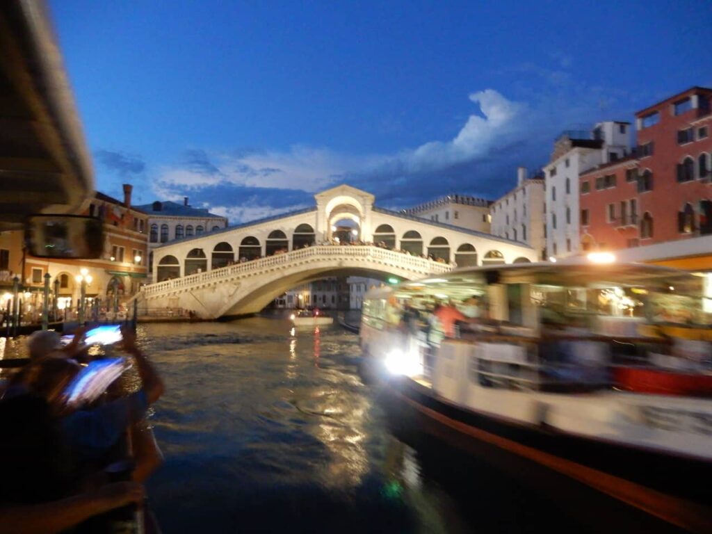 ponte Rialto a noite